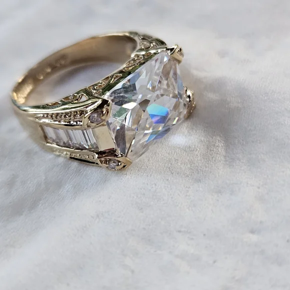 Elegant Silver Women's Ring with Clear Gemstone - Picture 13 of 14